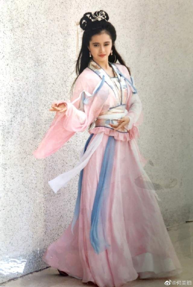 原创何美钿手捧蛋糕庆46岁生日,小师妹童颜依旧,错过张卫健终遇幸福