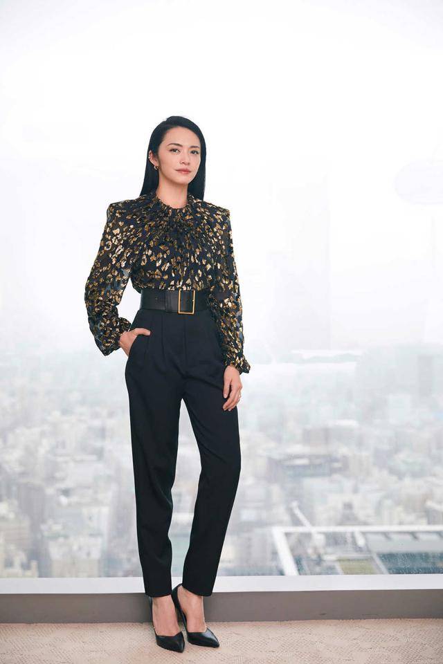 设计 40岁姚晨真霸气!亮片连衣裙性感高级,穿一字带高跟鞋女人味十足