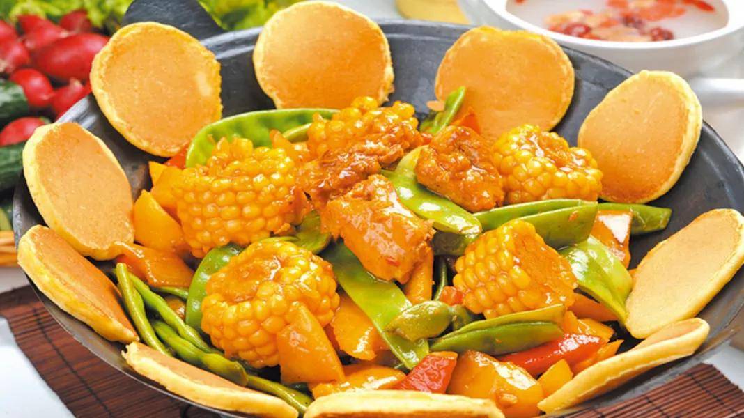 欢,享用着热气腾腾的乌拉火锅,关东大锅炖,朝鲜族民俗餐,东北特色烧烤