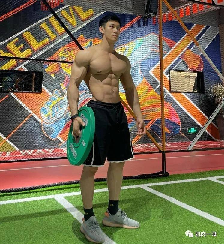 健身|180cm健体冠军拍肌肉写真走红，这肉体太撩了