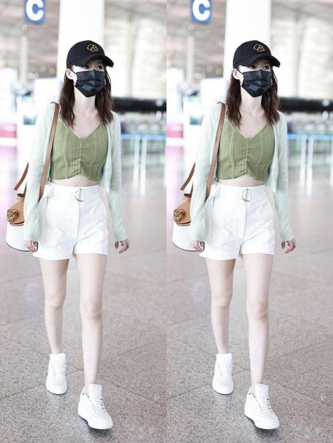 颜色 豆绿色针织开衫+内搭白色衬衫裙+淡绿色开衫+露脐装