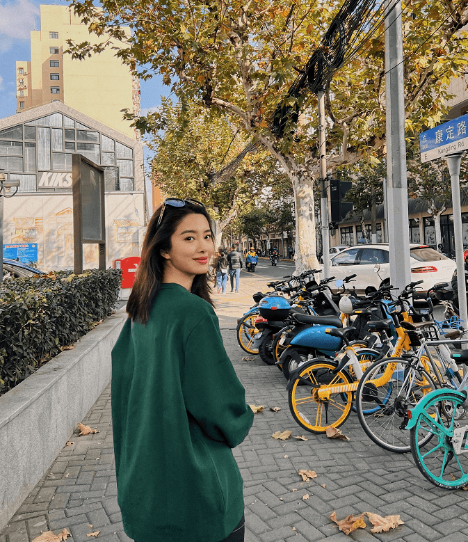 颜色 杨采钰自带贵气，穿卫衣也能拥有法式风的优雅，配鲨鱼裤挺个性的