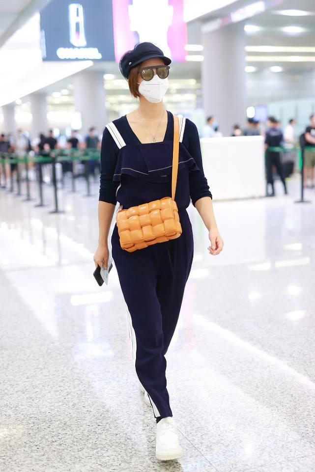 太阳帽 张歆艺还挺会赶时髦的，戴着帽子很新潮，感觉比普通人会打扮自己