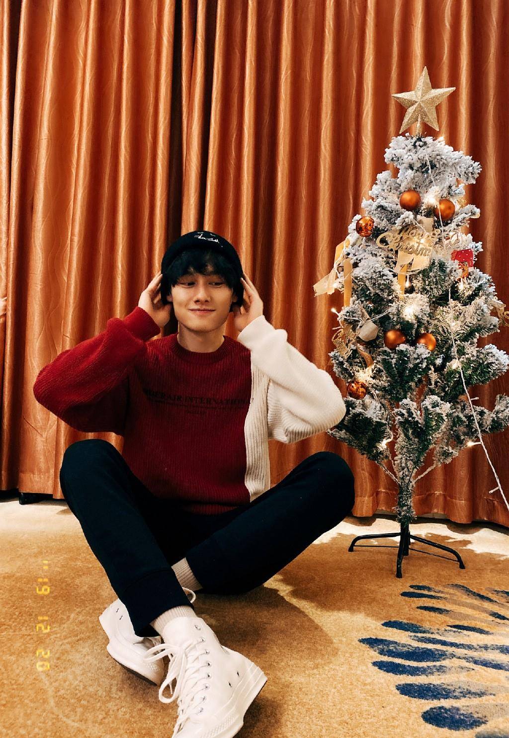 他是《陈情令》中的舅舅,今穿菱格毛衣配棕色直筒裤,复古文艺_汪卓_一