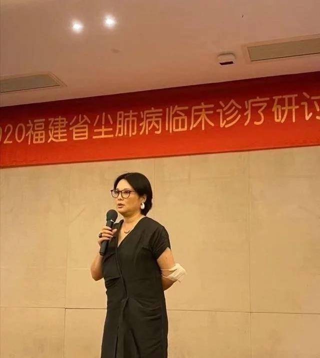 身材 47岁袁立彻底放飞自己穿小黑裙胖到不敢认,脖子赘肉就有好几层