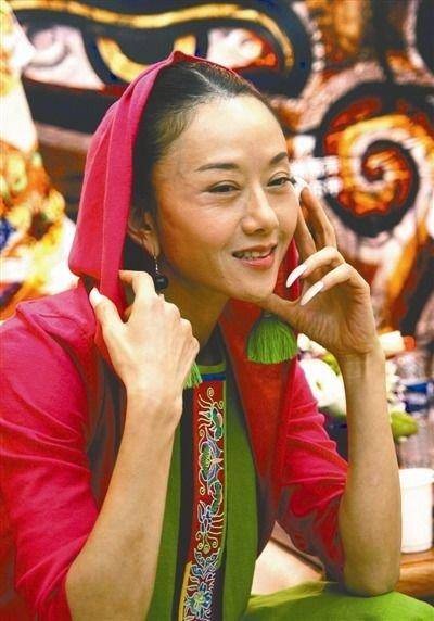 脸部61岁杨丽萍近照曝光状态，脸部暗沉无光，网友：真是雷人
