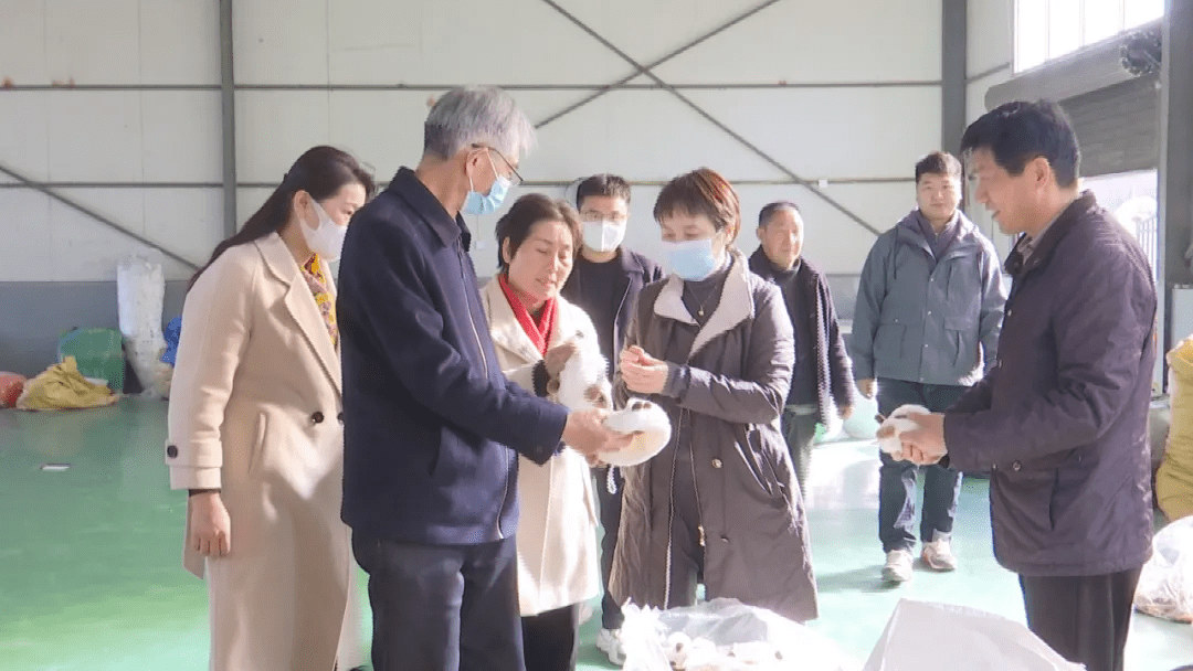 考评验收组先后前往华陂镇代表联络站,史彭村香龙玩具厂,大程庄村程