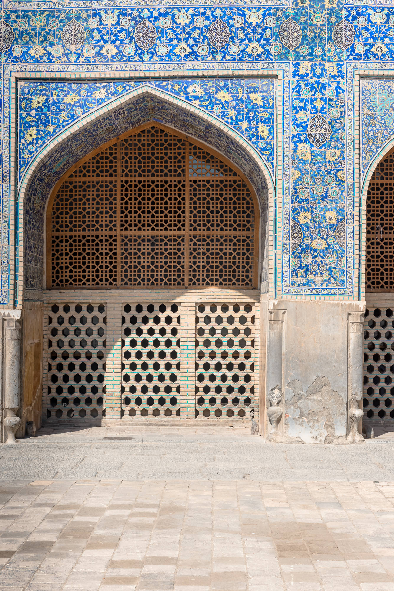 光是大门瓷砖就贴了4年，整整高达30多米，伊朗这座清真寺好神奇