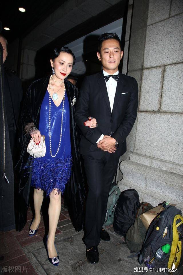 名媛 刘嘉玲真有名媛范,穿蓝色连衣裙披黑色大衣,气质美艳又高级