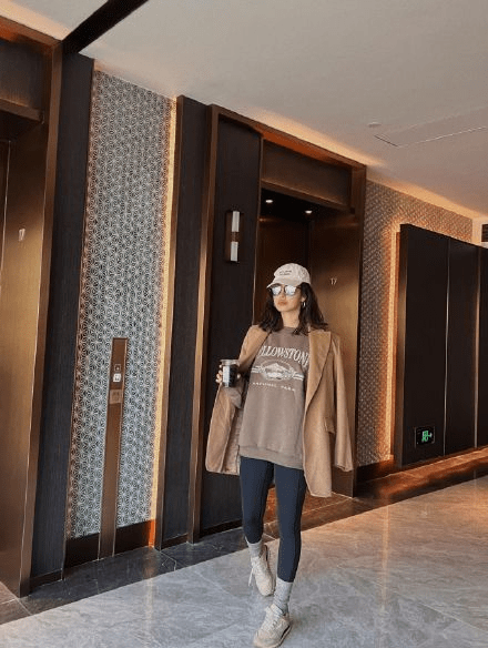 颜色 杨采钰自带贵气，穿卫衣也能拥有法式风的优雅，配鲨鱼裤挺个性的