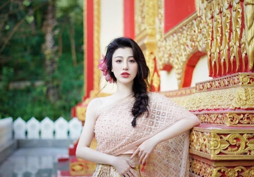 前妻 刘翔前妻变化挺大，穿傣族裙看得出腰肢多纤细，有模特的风范