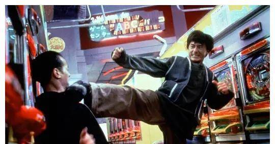 电影|成龙邀五大导演拍摄霹雳火，毁了百余辆赛车，却让嘉禾倒赔一亿多