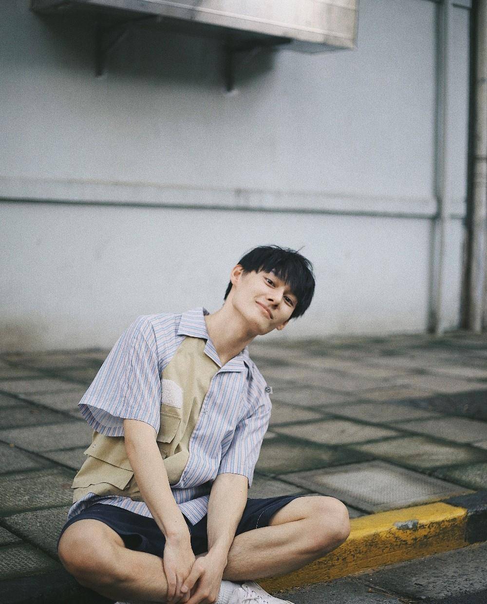 他是《陈情令》中的舅舅,今穿菱格毛衣配棕色直筒裤,复古文艺_汪卓_一