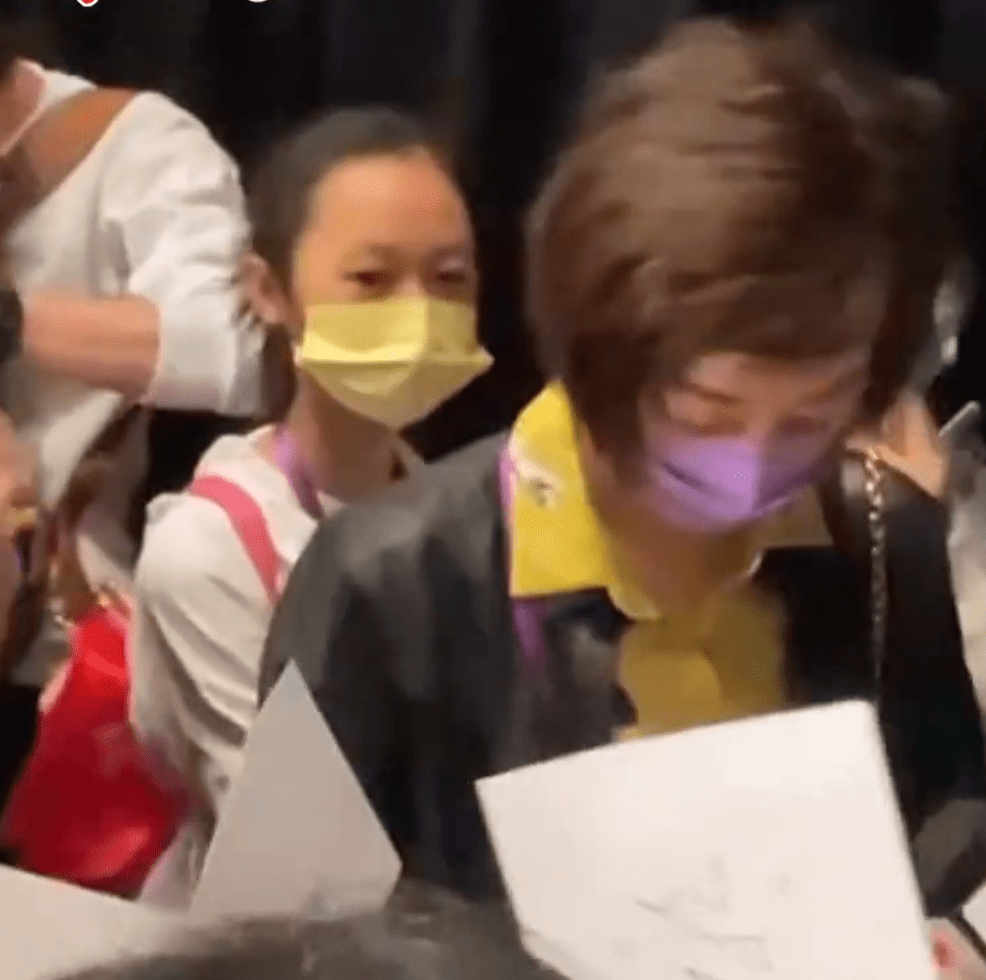 四大|张怡宁带女儿观看马龙许昕表演，郭晶晶捂嘴笑，四大奥运冠军合照