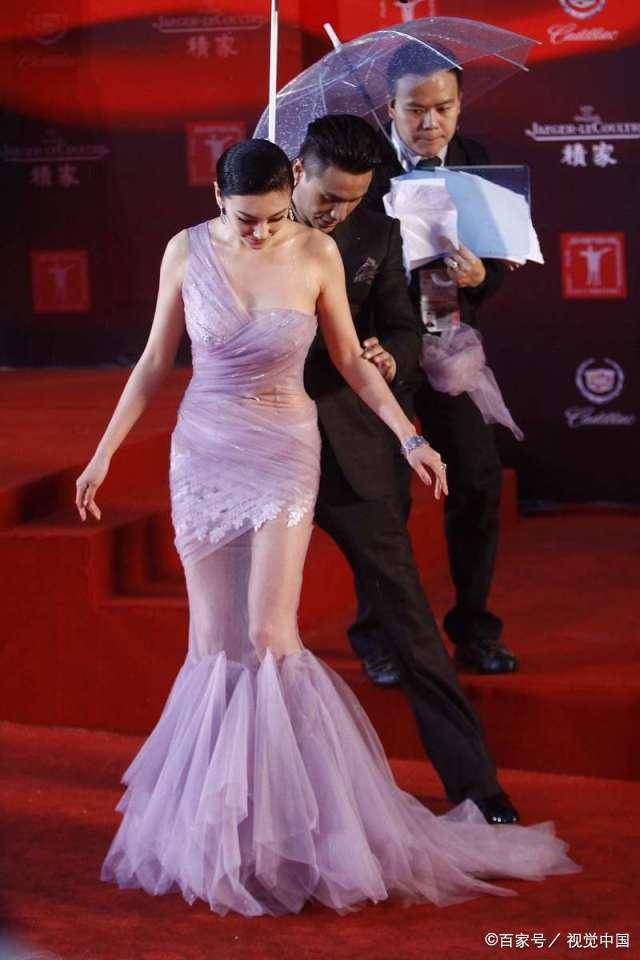 设计 张雨绮穿衣太大胆，浅紫色薄纱绕身缠几圈，美得招摇又时尚