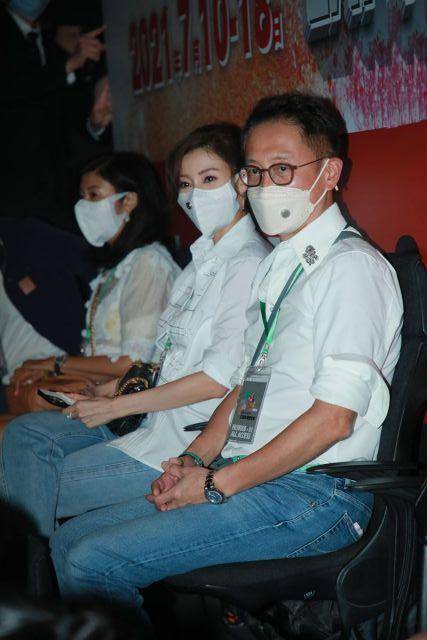 李嘉欣 李嘉欣携老公现身黎明演唱会,穿情侣装秀恩爱,男方绿腰带太扎眼