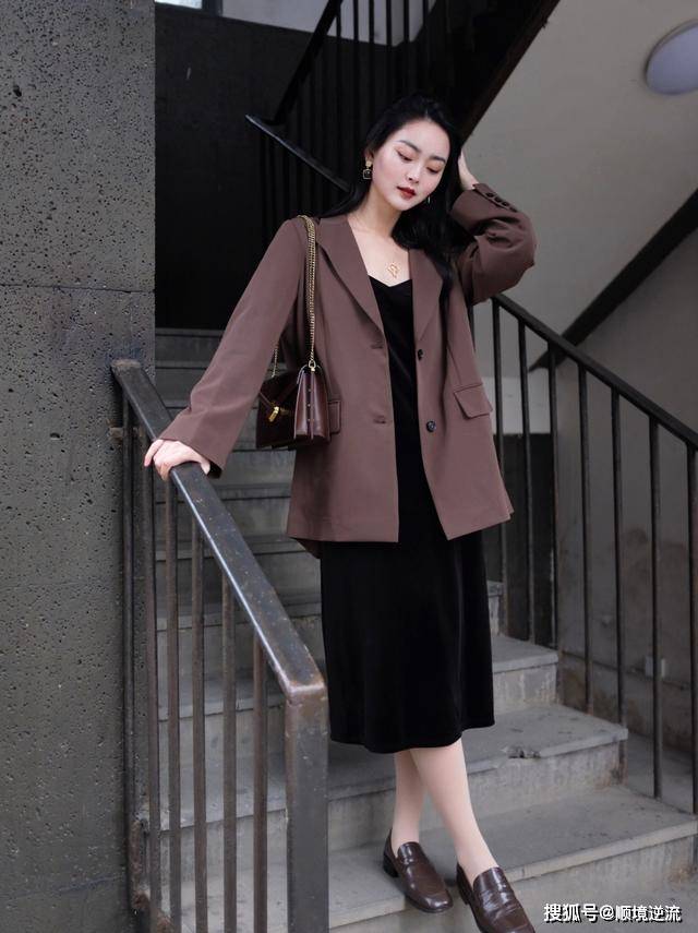 乐福 今秋流行的“连衣裙+乐福鞋”,这么穿洋气有气质,值得借鉴