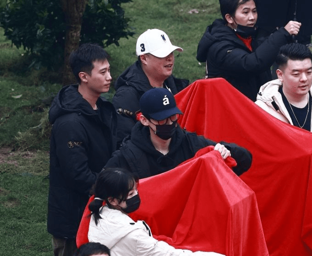 新川|剧没拍完就提前磕？白敬亭田曦薇《新川日常》路透，弹脑门甜到爆