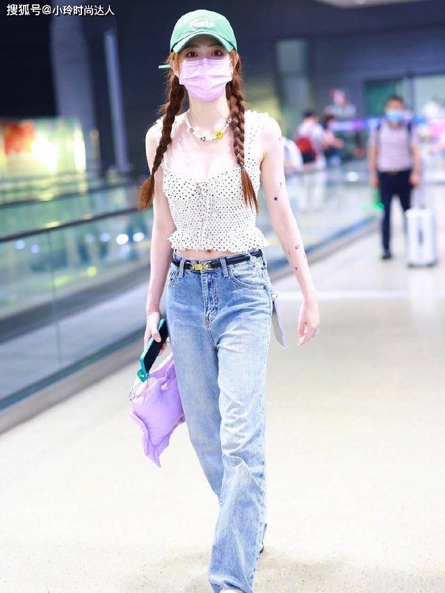 上半身 徐璐真是时髦精,穿“花吊带+牛仔裤”显高显腿长,小个子可照穿