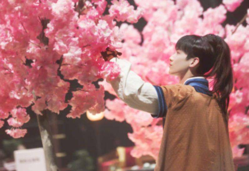 新川|剧没拍完就提前磕？白敬亭田曦薇《新川日常》路透，弹脑门甜到爆