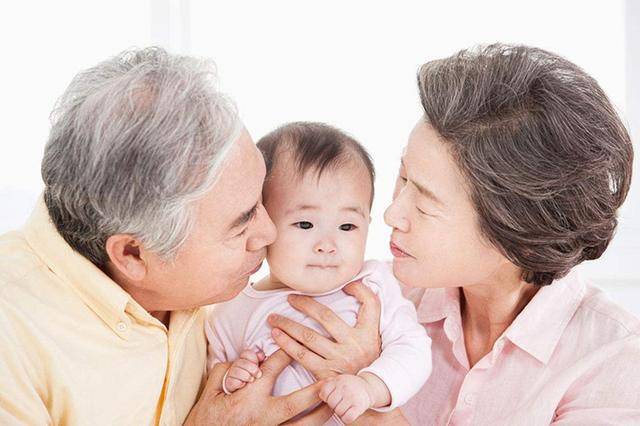 隔代亲 得到科学验证 祖母对孙辈有强烈保护本能 孙子和 小孩子 父母