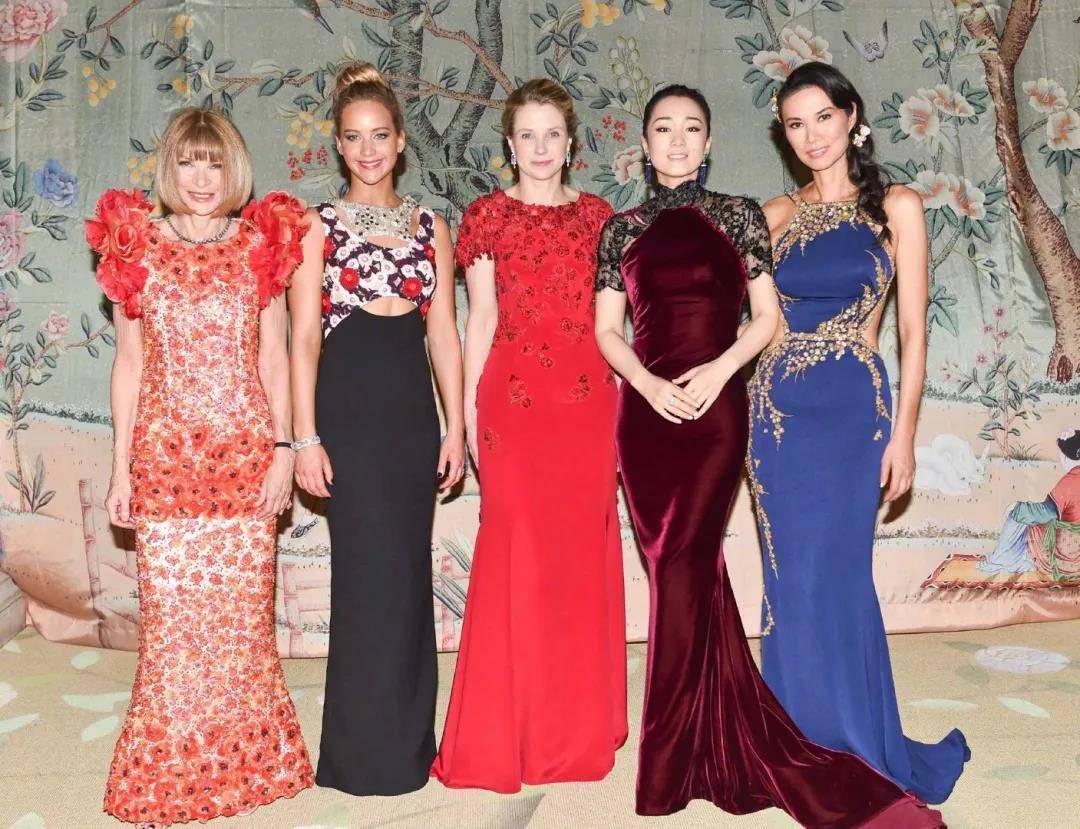 颜色 邓文迪素颜晒近照,穿白色圆领卫衣配同色运动裤,随意造型却很美