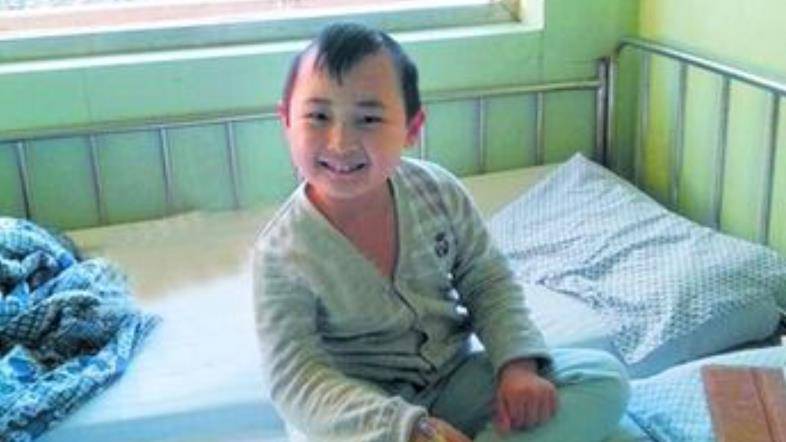 治疗|6岁上春晚8岁去世，父母的“摇钱树”，邓鸣贺的悲剧该由谁买单？