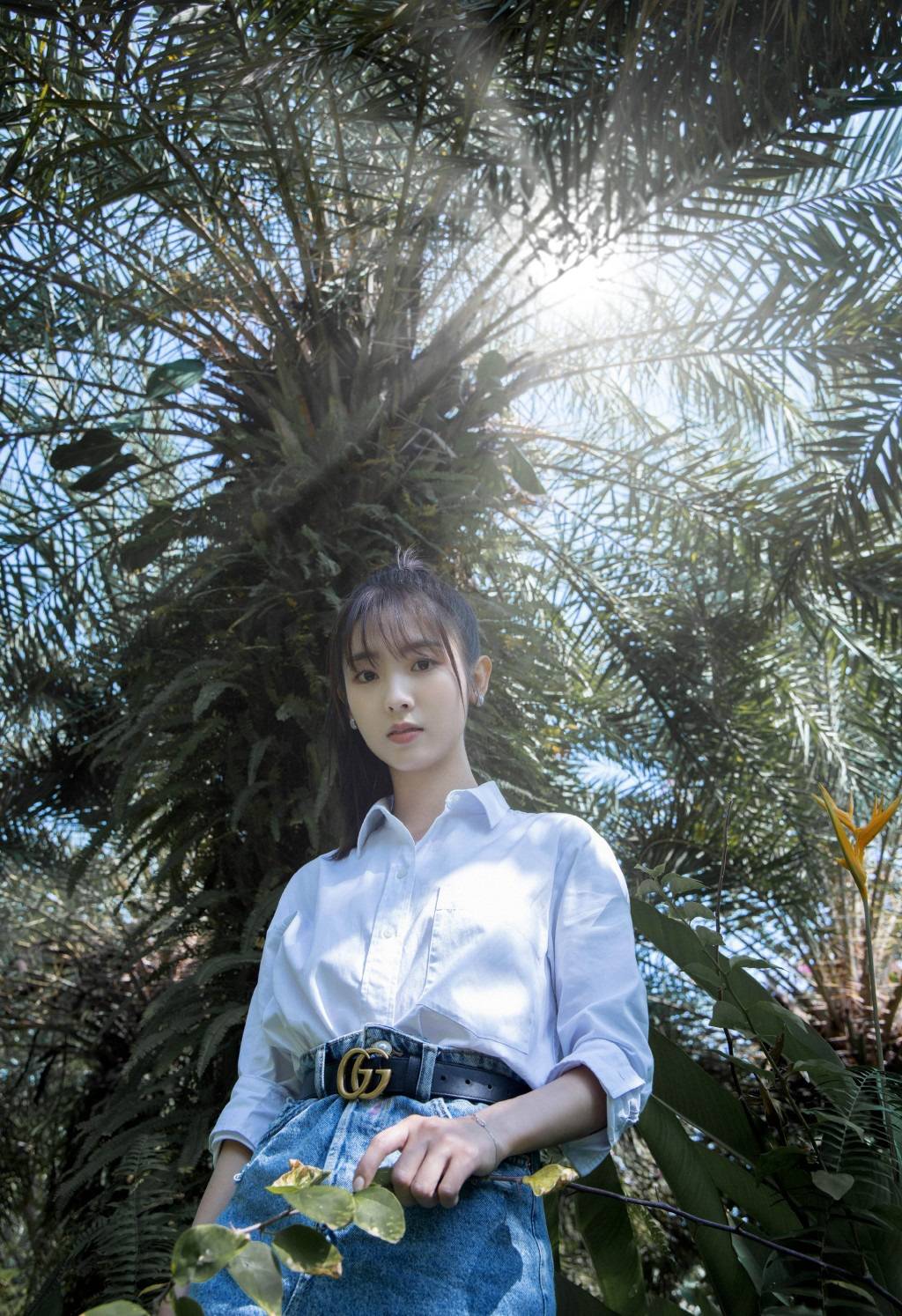 原创邢菲好可爱穿印花裙提编织包包青春减龄宛如初恋的感觉