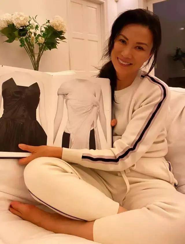 颜色 邓文迪素颜晒近照,穿白色圆领卫衣配同色运动裤,随意造型却很美