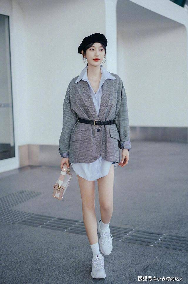 帆布鞋 谢娜玩起了“混搭风”，衬衣裙+马丁靴又美又飒，看着不像孩子妈