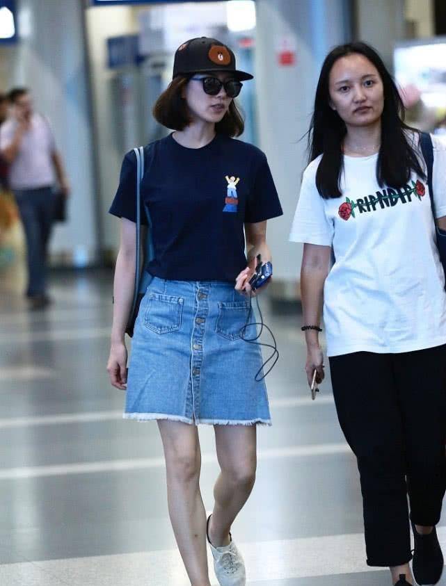 样子 刘诗诗穿深蓝色短袖T恤，搭一款牛仔裙，还是简单穿美一点！