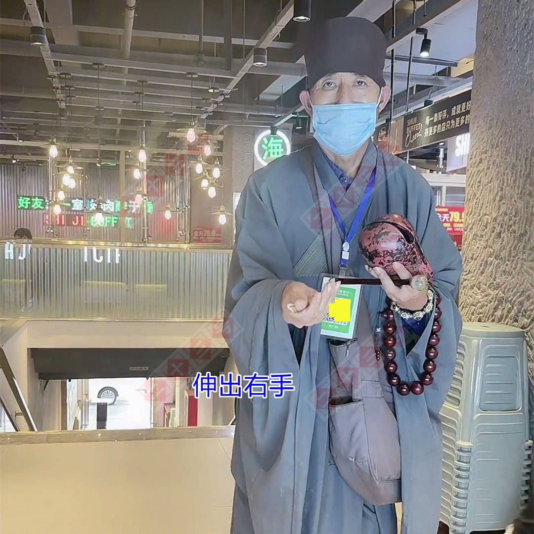 身穿僧侣服,挂着二维码来化缘,结果被女子当场拆穿_寺庙_木鱼_时候