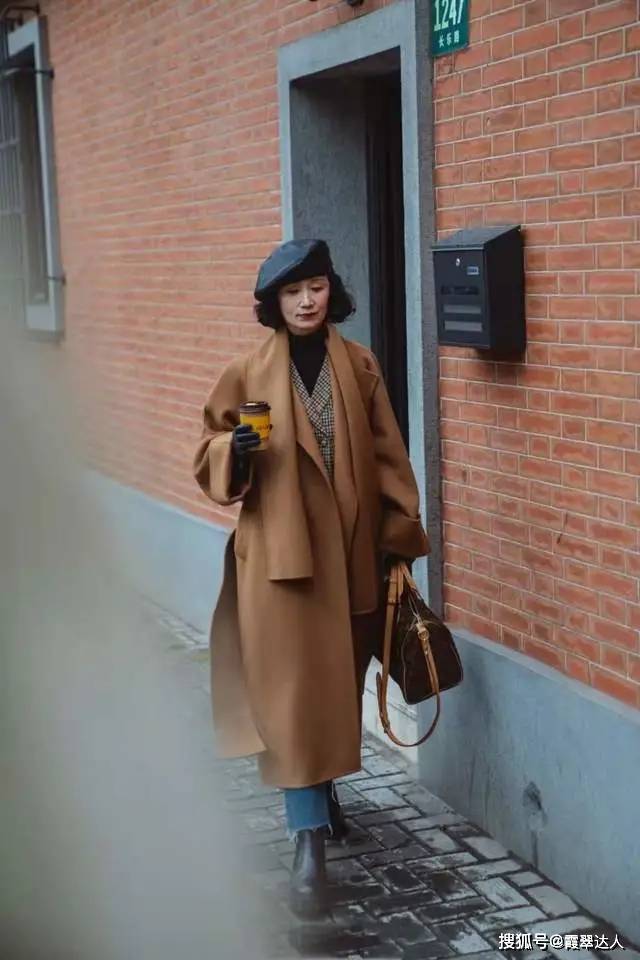 廓形 冬季穿衣“宜厚不宜薄”，40+女人学学三木妈妈的穿搭，更显优雅气质