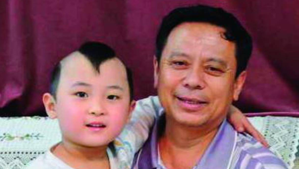 治疗|6岁上春晚8岁去世，父母的“摇钱树”，邓鸣贺的悲剧该由谁买单？