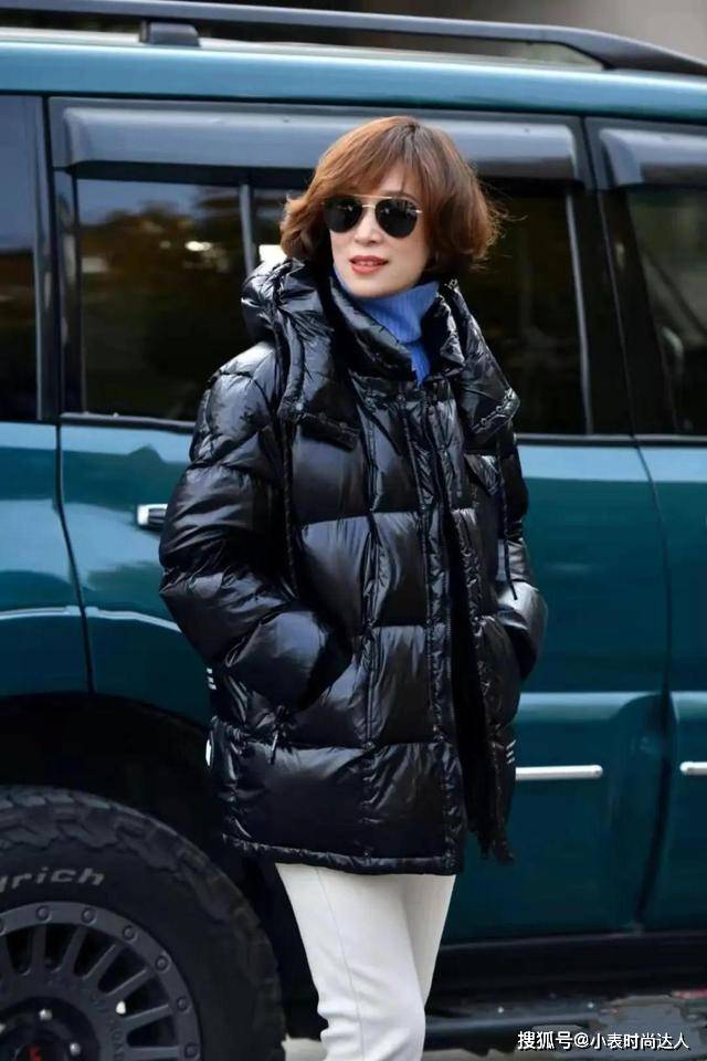 面的 50岁女人“羽绒服”就该这样穿，时髦洋气还保暖，普通人都适合