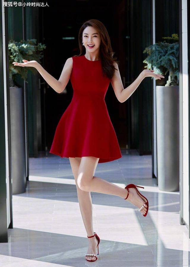 Top 精致的女人很少穿小黑裙,都爱上了这条“姨妈裙”,看倪妮就知道