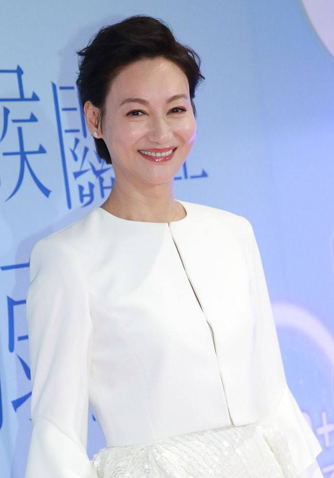 大衣 61岁惠英红不服输,大衣配西装走潮流风,衣品人品双在线