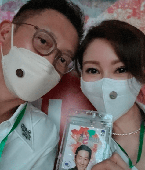 李嘉欣 李嘉欣携老公现身黎明演唱会,穿情侣装秀恩爱,男方绿腰带太扎眼