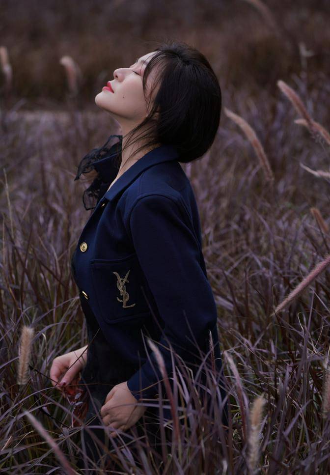 魅力 田海蓉真会选场所！穿黑西装芦苇荡拍片太明智，咬芦苇草美上三分