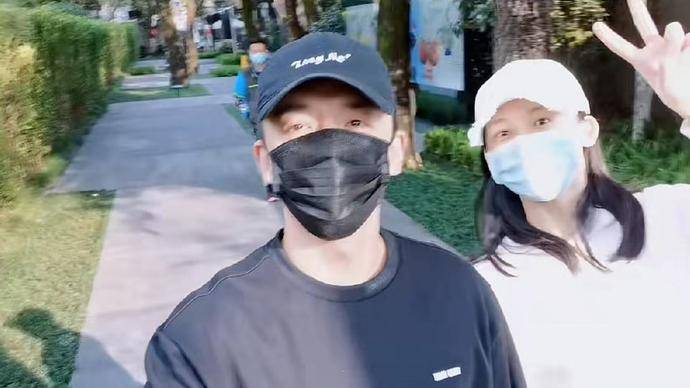 苗苗 苗苗晒与郑恺逛街,穿情侣装手牵手太甜蜜,被三百多一双筷子惊到