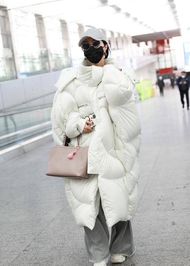 服装 一年四季都能穿的白色,咋能穿出个性?看看范冰冰的白色穿搭