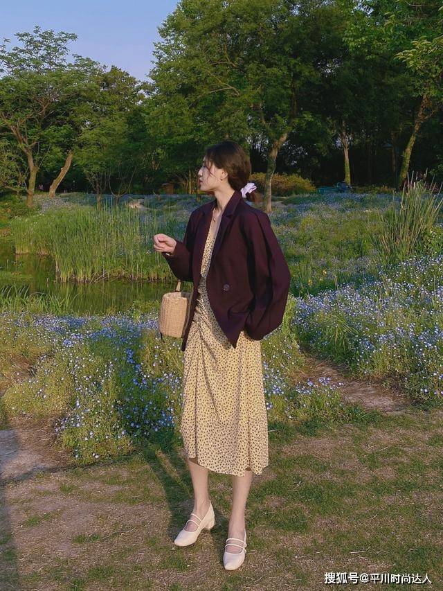 高跟鞋 最近流行的“西装+连衣裙”,这样穿又A又甜,还特显气质!