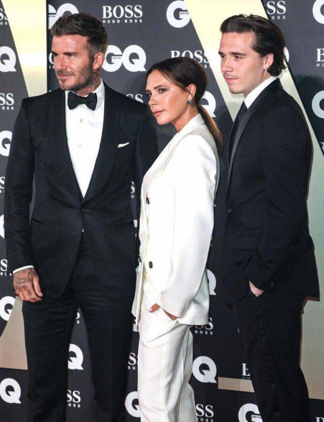 衣领 瑜伽服秀出曼妙曲线,身材特点显著