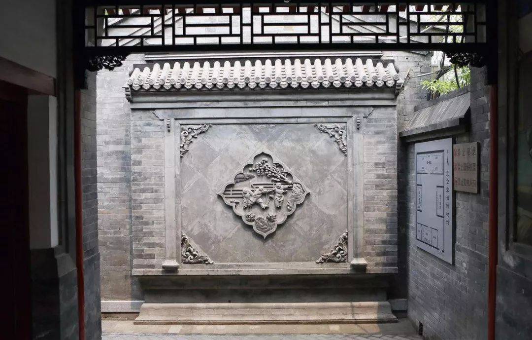 随着时代的发展,人们观念的转变,影壁不再成为院子进门的首选.