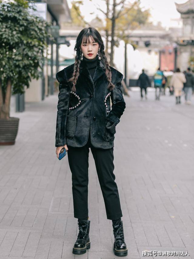 黑色 秋冬,“小黑裤”怎么穿不普通?选对款式是第一步,配色才是关键