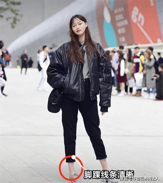 好身材 看街拍学穿衣，韩国女生的“冬季搭配”又美又飒，尤其是黑羽绒服