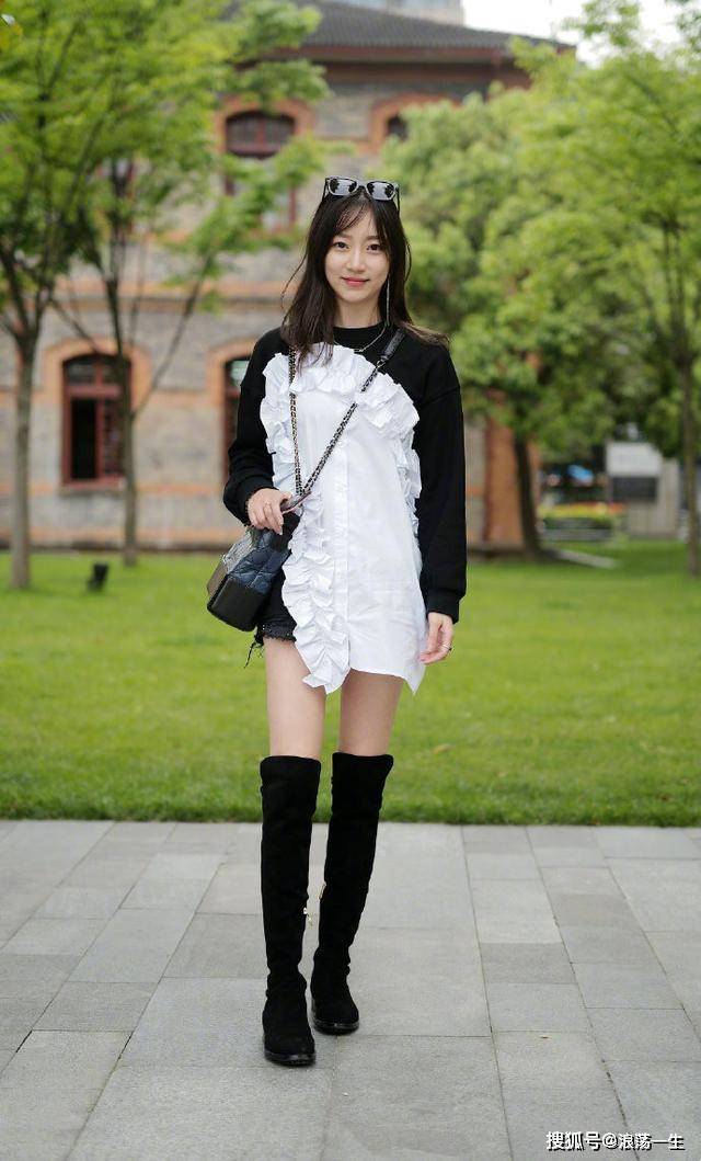 相比于过膝靴和紧身裤的"叠穿"穿法,用过膝靴和"短裙"搭配,会更有女人