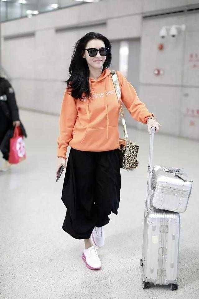 黑色 张柏芝果然会穿,一件卫衣搭配阔腿裤减龄时髦,一点不像三娃的妈