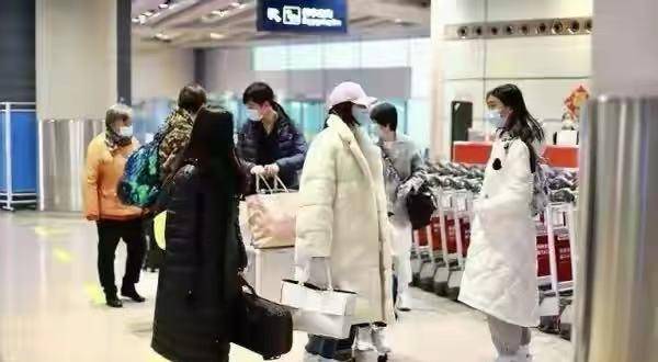 颜色 佟大为一家走机场阵仗可真大！关悦裹成粽子，母女仨伺候宝贝儿子