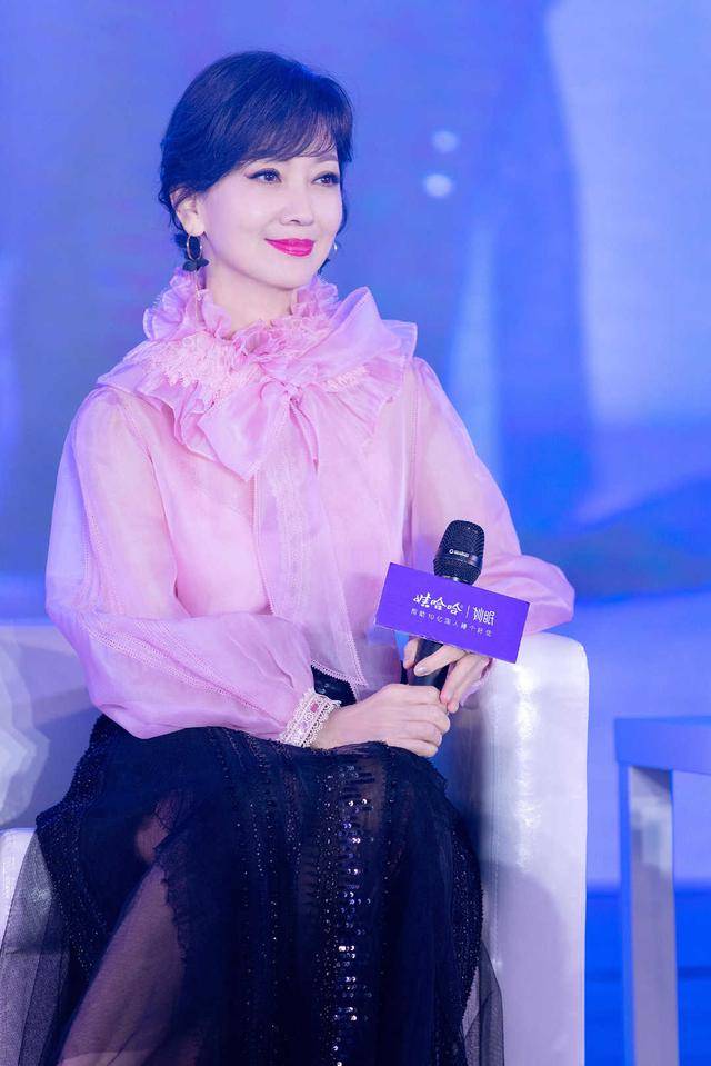 灯笼 赵雅芝越老越爱少女风！粉色灯笼袖衬衫搭配半身裙优雅减龄，真美